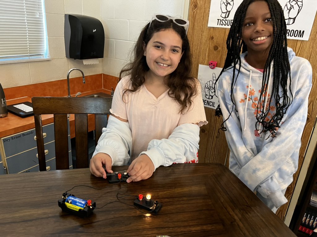 MillsLoree's tweet image. Best way to learn about circuits? Try to build one with no instructions! Best day ever @TimbercrestElem #MrsMillsClass #vcsscience