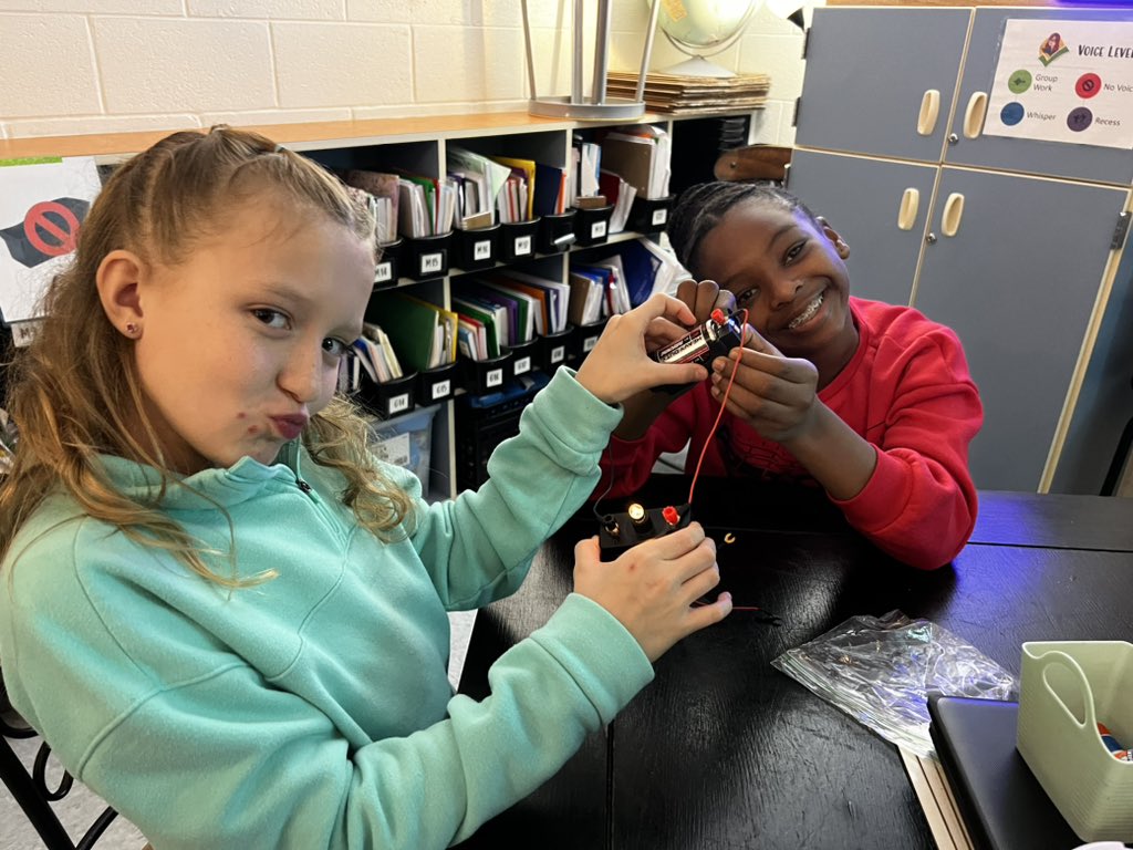 MillsLoree's tweet image. Best way to learn about circuits? Try to build one with no instructions! Best day ever @TimbercrestElem #MrsMillsClass #vcsscience