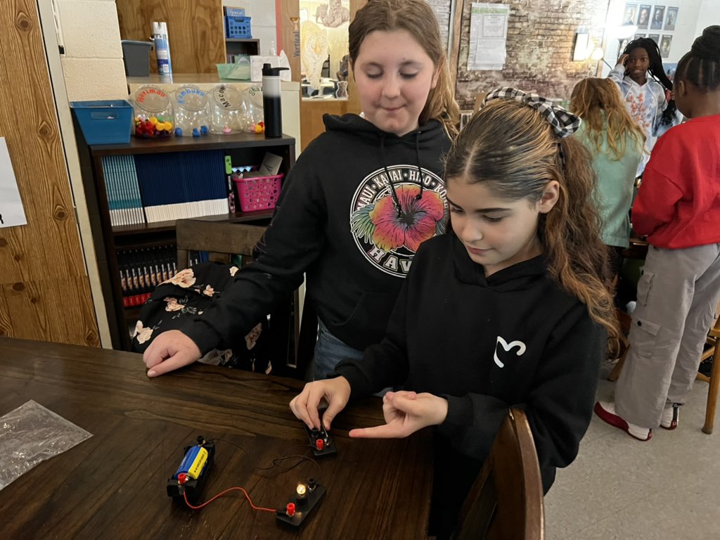 MillsLoree's tweet image. Best way to learn about circuits? Try to build one with no instructions! Best day ever @TimbercrestElem #MrsMillsClass #vcsscience