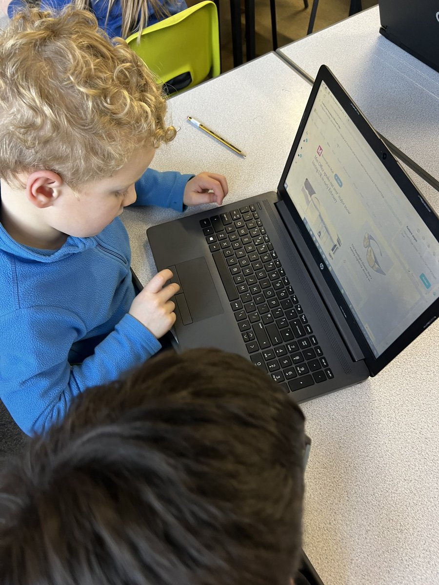 ClaphamTerrace1's tweet image. Busy busy busy in Year 2 today… We turn our focus to Computing to complete some simple coding on Rapid Router #Computing #Laptops #RapidRouter