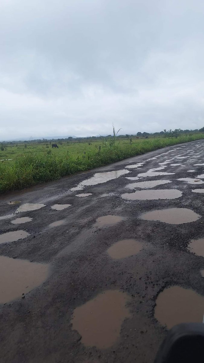 RamosAdrianAgui's tweet photo. @CuitlahuacGJ @lopezobrador_ @SIOPVeracruz @JorgeFaibre Así luce el único acceso de comunicación Nautla-Jicaltepec-La Isla- La Unión quieren votos para estas elecciones si la arreglan podrían tener muchos más tomen dato. https://t.co/HdvPuDl8U0