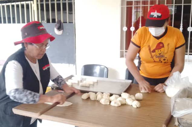 "El futuro de Venezuela está en las manos de su pueblo." 
Hugo Chávez
En Angostura del Orinoco seguimos contribuyendo a la producción popular; miembros de la DRO en compañía de la DMO #tupamaro emprendieron en la elaboración de pan como alternativa para fortalecer el partido.