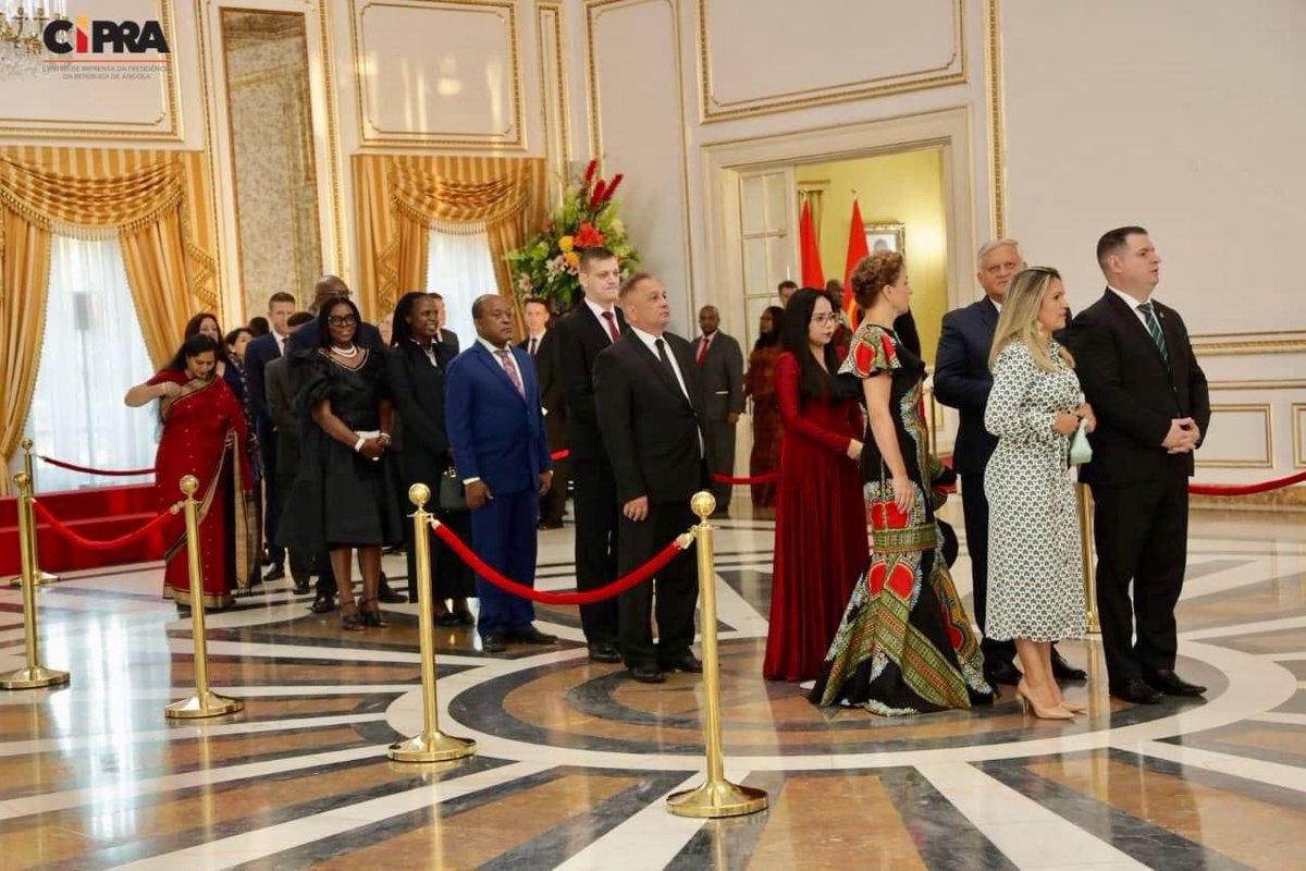 EmbaVEAngola's tweet photo. S.E João Gonçalves Lourenço @jlprdeangola, Presidente de la República de 🇦🇴, recibe, en nombre del Presidente @NicolasMaduro y pueblo de 🇻🇪, saludos y buenos deseos para 2024, de parte del embajador @marlonjosepl, durante ceremonia oficial en Luanda con el cuerpo diplomático. https://t.co/1zIZ17k9g9