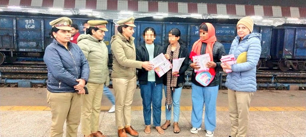 agrapolice's tweet photo. नारी की सुरक्षा, सम्मान और स्वावलम्बन हेतु संचालित #MissionShakti4 अभियान के अंतर्गत महिला थाना पुलिस द्वारा महिलाओं/बालिकाओं को मिशन शक्ति से संबंधित पैम्फलेट वितरित कर महिला संबंधी अपराधों/हेल्पलाइन नंबरों की जानकारी दी गई।

#WomenEmpowerment 
#ShePoweredUPP 
#missionshaktiup https://t.co/tcMAeWSaIV