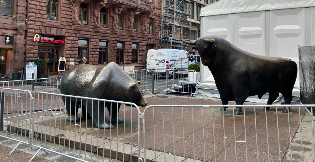 Bulle und Bär sind heute hinter Gittern…
… das DAX-Plus von 1,6% zeigt aber, dass sich der Bulle im neuen Gehege wohler fühlt als der Bär 😉