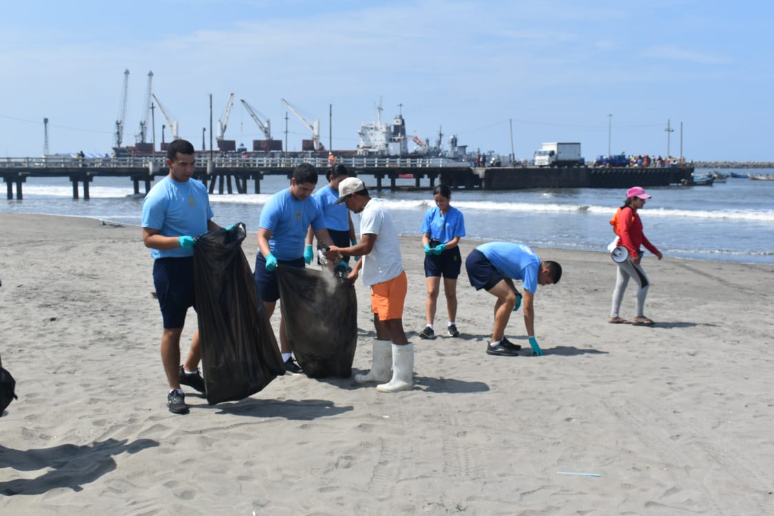 naval_peru's tweet photo. #MGPNoticias Las dotaciones del #BAPBolognesi y #BAPGuise, junto a cadetes y alumnos que realizan el #VILITyVILITA2024, contribuyeron con la “Campaña Nacional de Limpieza de Playa”, desplegándose en las playas de Salaverry, La Libertad, fomentando el cuidado de nuestras costas. https://t.co/GpXsbXvSyR