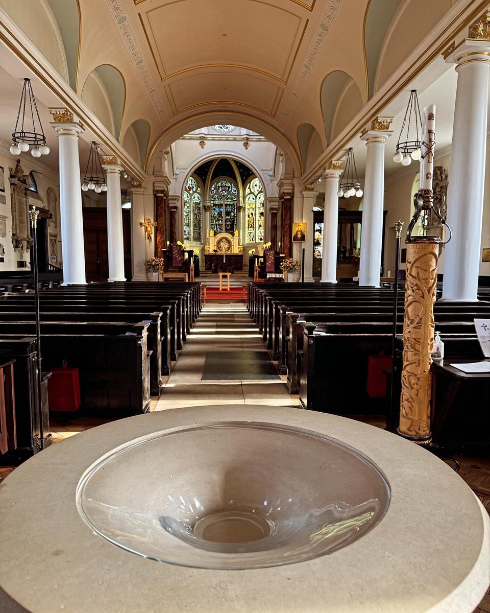 Such an honour to be asked to care for a family away from our home county of #somerset taking a lady home to her beloved #church where countless family events have been held over the years working alongside <a href="/giles_fraser/">Giles Fraser</a> 🌙🎩 #thecrescentway #funeraldirector