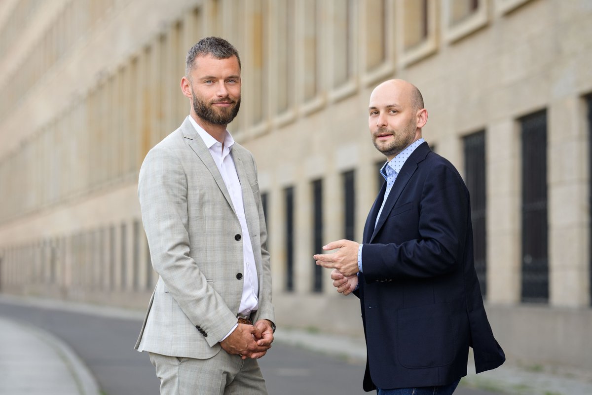 Forum Bildung Digitalisierung (@forumbildig) on Twitter photo Im Doppelinterview spricht unser Vorstand <a href="/bildungsmann/">Ralph Müller-Eiselt</a> mit <a href="/ChammonJacob/">Jacob Chammon</a> zum internationalen #TagDerBildung u. a. über chancengerechte, teilhabeförderliche digitale Bildung und politische Rahmenbedingungen. #AusDigitalWirdPotenzial <a href="/telekomstiftung/">telekomstiftung</a>
👉 magazin.forumbd.de/haltung/ralph-… Im Doppelinterview spricht unser Vorstand <a href="/bildungsmann/">Ralph Müller-Eiselt</a> mit <a href="/ChammonJacob/">Jacob Chammon</a> zum internationalen #TagDerBildung u. a. über chancengerechte, teilhabeförderliche digitale Bildung und politische Rahmenbedingungen. #AusDigitalWirdPotenzial <a href="/telekomstiftung/">telekomstiftung</a>
👉 magazin.forumbd.de/haltung/ralph-…