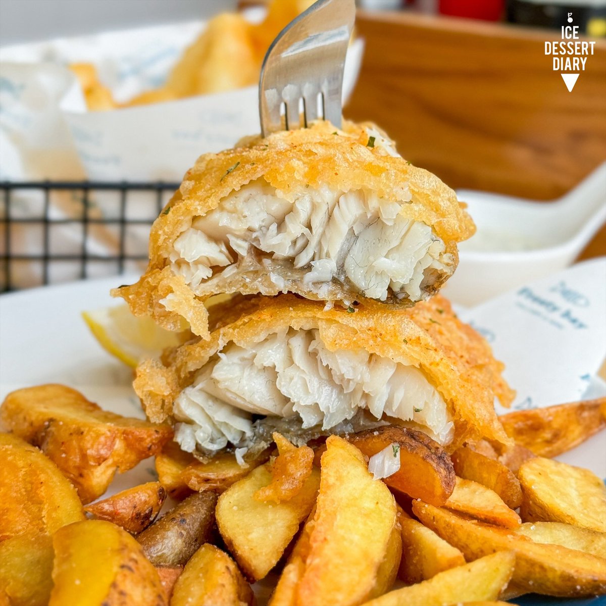 icedessertdiary's tweet photo. ค้นพบร้าน 🐟Fish&amp;Chips ดีดีแถวลาซาล 🤩 ร้าน Frosty Bay ปลาเค้าสดดีมากๆ ชิ้นใหญ่ ทอดมากรอบๆ มีปลาให้เลือก 4 แบบ แล้วก็จะมีปลาพิเศษประจำวันด้วย ส่วนตัว Chips ก็เลือกได้ว่าจะเอาเฟรนฟราย มันฝรั่ง หรือสลัด ปล.ทาร์ทาร์ อร่อยอะ เลิฟ��ฟฟ 😋 @aroii #อร่อยบอกต่อ https://t.co/hLvYZSGiTz