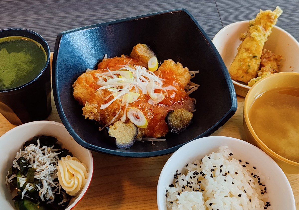 Meshiperrorist's tweet photo. 白身魚のフリット、チリソース
シラスとキュウリの酢の物
ちくわ天
今日チマタでは #ペロリスト が話題になったけど、私ゃ無関係ですぞ！！
#飯ぺろリスト
#むしろ良客 https://t.co/qzwxTXHuUv