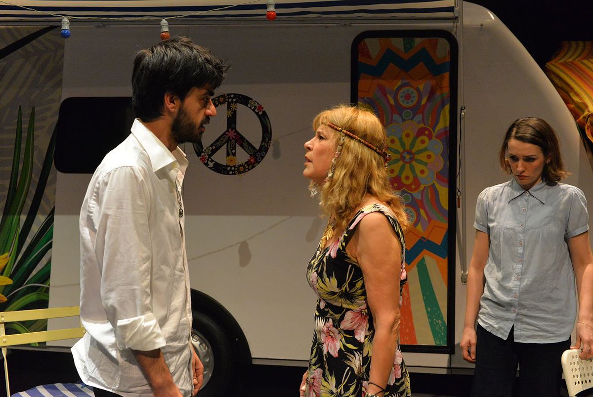 tiyatrolarcomtr's tweet photo. Hamlet, Ophelia, Gertrude; Taylan, Lerzan, Leyla… Dört yüzyılda değişenler, aynı kalanlar☮️

Nesrin Kazankaya'nın yazdığı ve yönettiği yeni @TiyatroPera oyunu “Sen Hamlet Değilsin”; 3 Şubat akşamı Kozyatağı Kültür Merkezi’nde tiyatroseverlerle buluşuyor. https://t.co/uGwtYYuvJp https://t.co/dVXOIb17YY