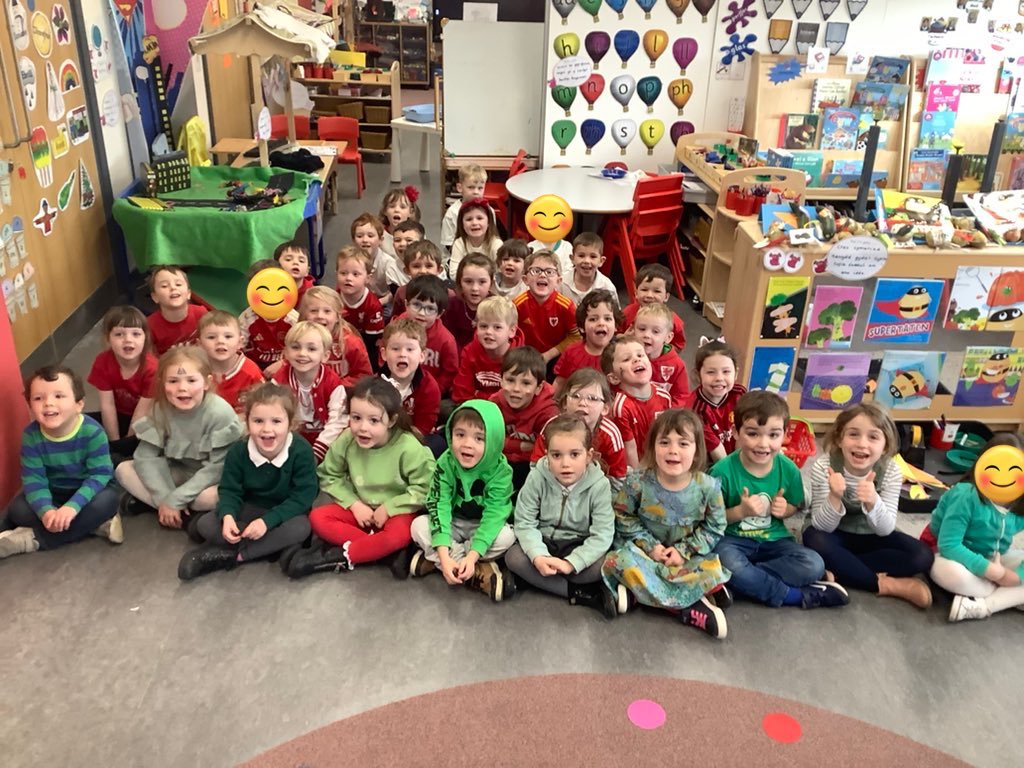 Dyna hwyl a sbri a gafodd plantos y Dosbarth Derbyn yn creu siâp Mr Urdd i ddathlu diwrnod cariad@urdd. #cspenbarras
The Reception children had a great time creating the shape of Mr Urdd to celebrate cariad@urdd.