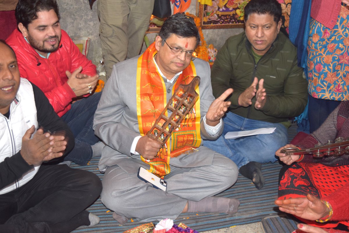 gopalkagarwal's tweet photo. रहवासियों की मंदिर निर्माण की समस्या सुलझाने पहुंचा पंचशील ग्रीन्स 1 सोसायटी

आज पंचशील ग्रीन्स 1 सोसायटी की चयनित एओई के आग्रह पर सोसायटी में गया। जहां उन्होंने बताया कि सभी रहवासी सर्वसम्मति से एक मंदिर का निर्माण करना चाहते हैं। जिसके लिए रहवासियों ने पार्किंग में मंदिर निर्माण के लिए स्वेच्छा से दान भी किया है लेकिन बिल्डर निर्माण नहीं करने दे रहा है। उल्टा रहवासियों व एओए को परेशान किया जा रहा है। 
रहवासियों की समस्या को जानकर मैंने उन्हें विश्वास दिलाया कि इस समस्या के समाधान के लिए मुझसे जो बन पड़ेगा मैं वो करूँगा। साथ ही रहवासियों ने वहां टेंट लगाकर पूजा की, उसमें भी सम्मिलित हुआ।
@blsanthosh @Bhupendraupbjp @idharampalsingh #gopalkagarwal