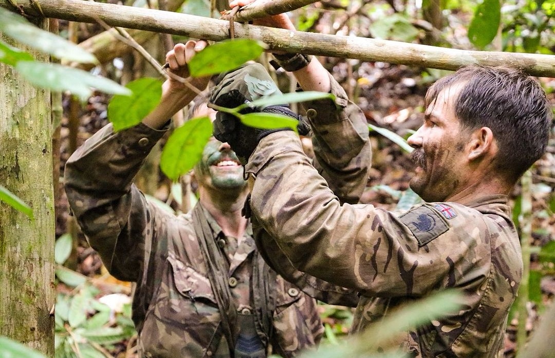 Recently, Riflemen from 2 RIFLES took part in Ex SUNDA PATROL, a three-day competition along similar lines to the Cambrian Patrol in Wales, in the Brunei regions of Sittang, Labi and Kuala Belait. @CO_2RIFLES #Military #Jungle #Training