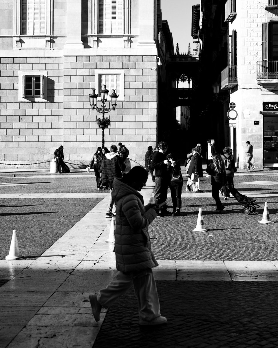 ‘Again at the crowd.’ #Barcelona #Streetphotography #blackandwhitephotography #photojournalism #blackandwhite #photography