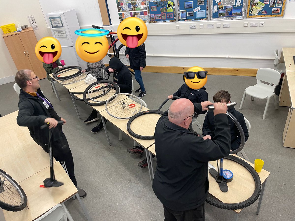 Todays Year 9 Outdoor Education started with a cycle maintenance session from @RevolutionYorks pupils show some great skills @CoachingVelo @BritishCycling #Cycling #MTB #outdooreducation