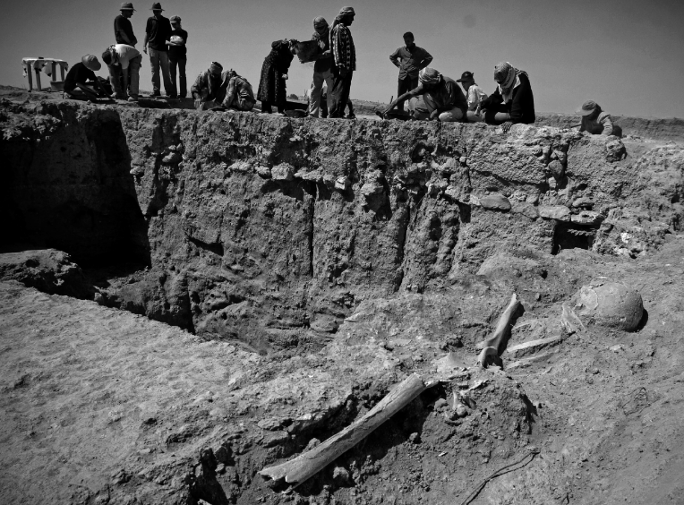 Hay lugares donde es imposible excavar un yacimiento sin encontrarse un genocidio. Y eso fue lo que le pasó al arqueólogo Dominik Bonatz. Hilo sobre masacres, impunidad y olvido [advertencia: imágenes muy duras]:->