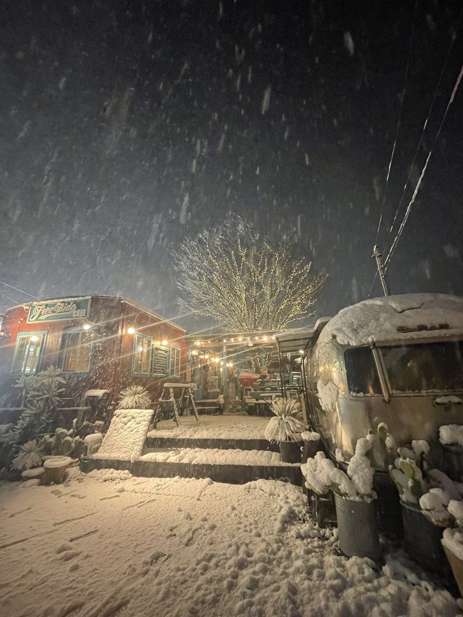 FreeRideCAFE's tweet photo. 雪の夜のアリゾナ

(ここは愛知県半田市です) https://t.co/gzv5YehMMd