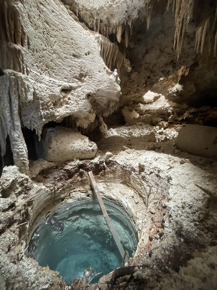 Al llegar a una de las salas todo cambia. Aparecen los impactantes agujeros que han hecho las perforadoras en el techo y suelo de la caverna. Van en grupos de cuatro. Están previstos al menos 8.000 para sujetar los 42 kilómetros de tren elevado. Su profundidad es de 25 metros