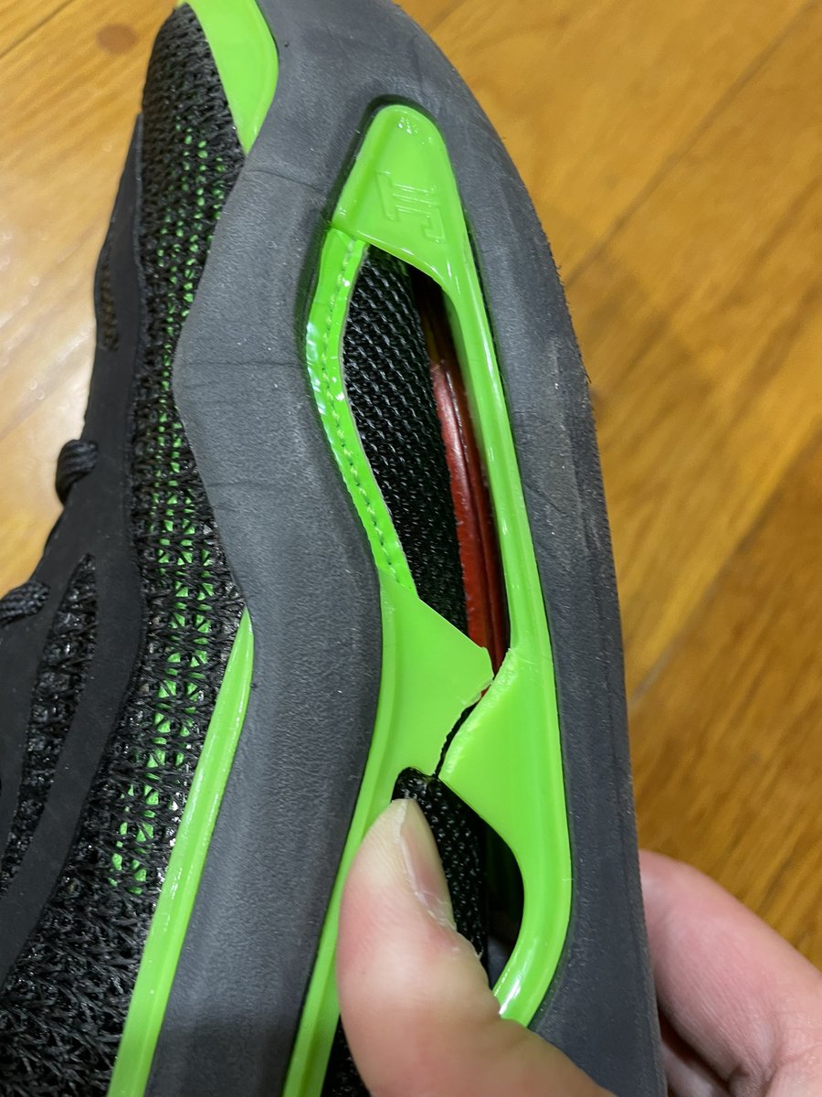 karibuuun's tweet photo. NIKEのテイタム壊れるの早すぎない？
買って2ヶ月使用一桁なんだけど？
しかもこの壊れ方って普通に作る時に予期できたよね？？ https://t.co/KNFRm1E16Z