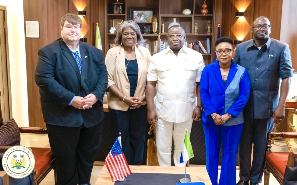 This morning, I received the United States Ambassador to the United Nations, Linda Thomas-Greenfield (@USAmbUN) at the State Lodge in #Freetown. We held useful discussions on strategies for enhancing the longstanding bilateral and diplomatic relations that exist between the…