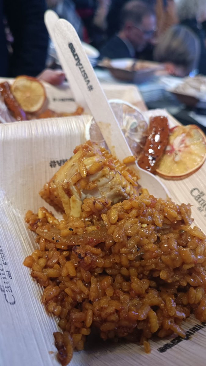 #FITUR2024 El chef Vicente Orozco del Restaurante El Cantó del Palasiet de Altea (Alicante) y colaborador de #LugaresyMás triunfa con un espectacular showcooking en FITUR con su propuesta de  'Paella de pepino de mar con raya y calabaza"
