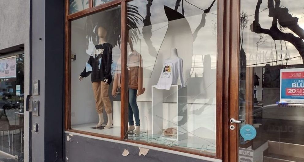 Hoy a la mañana pasaron los punteros del PJ y nos pidieron que bajemos las persianas de los locales, el de la tienda de enfrente se negó y le rompieron todo el local. Esto es en Brandsen y Arredondo, wilde.