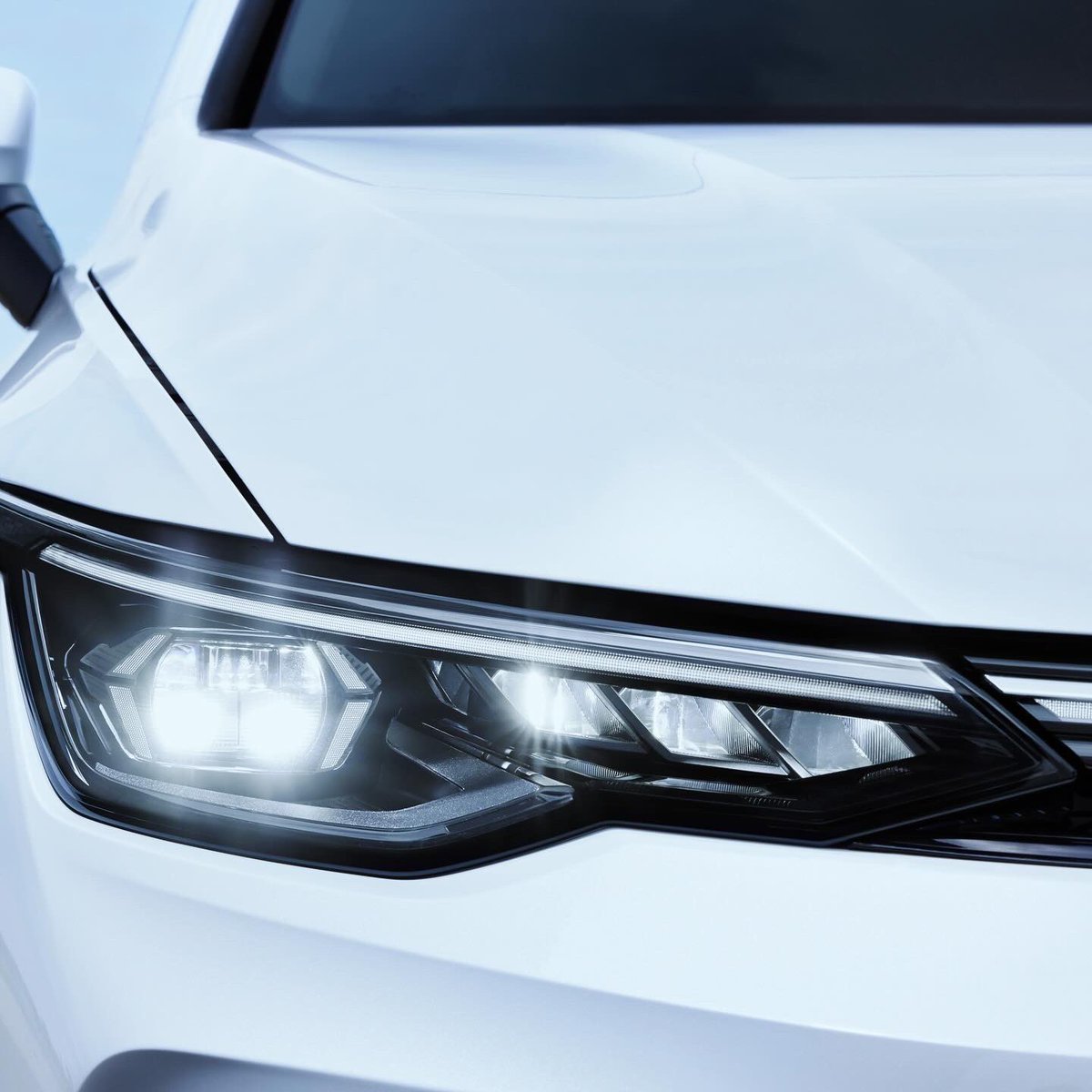 brusselsroads's tweet photo. 1ère mondiale pour la nouvelle Golf !
Golf a 50 ans et entre dans l’avenir avec un système d’info-divertissement rapide et un groupe hybride rechargeable à autonomie élevée. Voici la mise à jour anniversaire.
 #golf #brusselsroads https://t.co/m4JUhH2jse