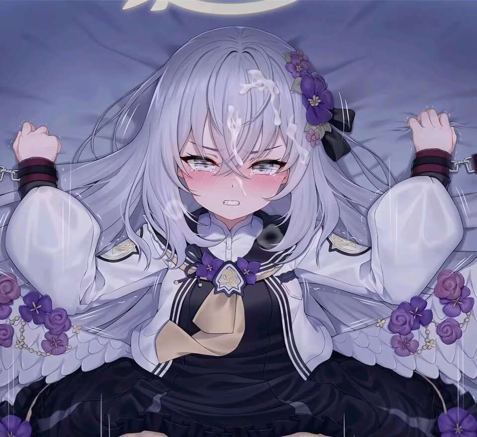 “喂！我说你这狗杂碎不要射我一脸啊喂！恶心东西！”
面前的少女抓住床单，下体已经被牢牢抓住，但是因为有不能内射的前提所以射之前直接拔了出来还是射在了少女的头发上和脸上
“真是…够恶心的…下头…都说了不要射在我的头上和脸上！你这废物！”
少女不停的辱骂身体下方的男人，但是真的是辱骂吗…