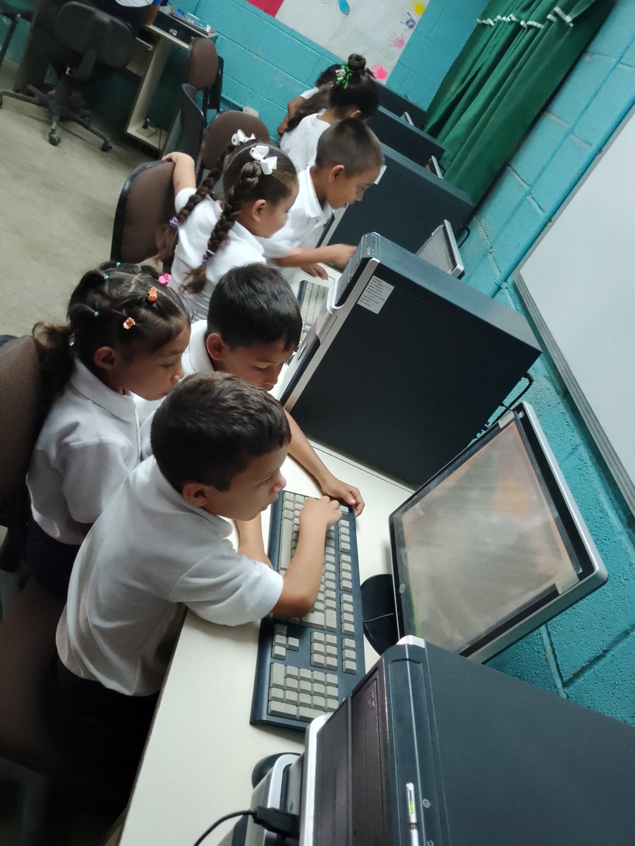 JudithManzana10's tweet photo. Con #FundabitLara desde el  #CbitSanNicolasDeBari Estudiantes de 1er Grado de la #EEBSanNicolasDeBari Mcpio #SimónPlanas Aprenden el Abecedario con las Tics.  #7Transformaciones2030 @NicolasMaduro @MPPEDUCACION @Fundabit_ @cdcelara @Dimary08 @salasimonplanas https://t.co/N3gtNMkOKW