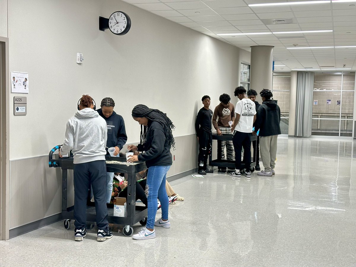 AtomicFreelon's tweet photo. 🔬Taking biology to the hallway with a hands-on lesson in natural selection! My students are equipped with various tools to 'survive' by collecting beans. It's survival of the fittest in action! Who will adapt? #NaturalSelection #BiologyClass #ActiveLearning  @ShadowCreekHS 🧬🌿 https://t.co/ntfXpuh1Ew