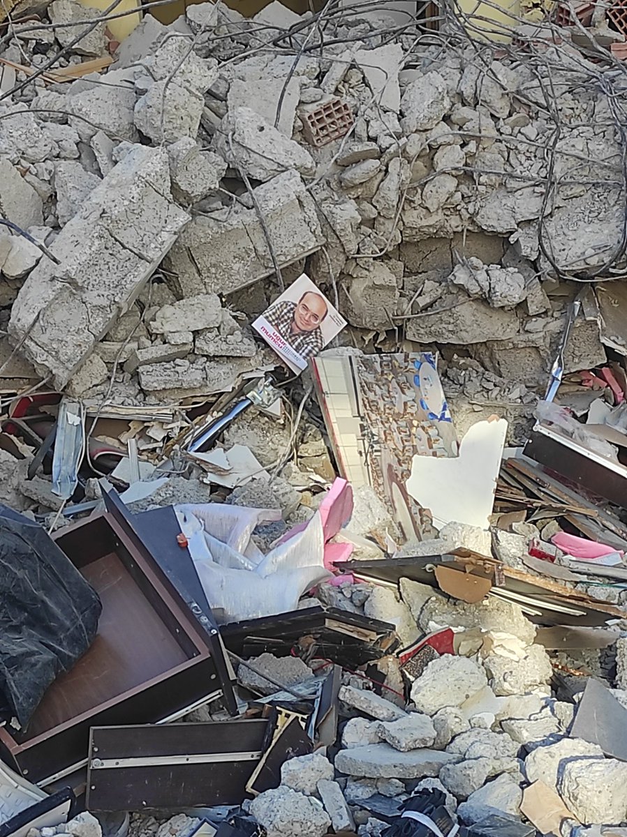 Depremde enkazda arama yaparken kalan bir kare..
"Bir gün mezarlarımızda güller açacak ey halkım unutma bizi... Bir gün sesimiz hepinizin kulaklarında yankılanacak ey halkım unutma bizi..."
 #UgurMumcu