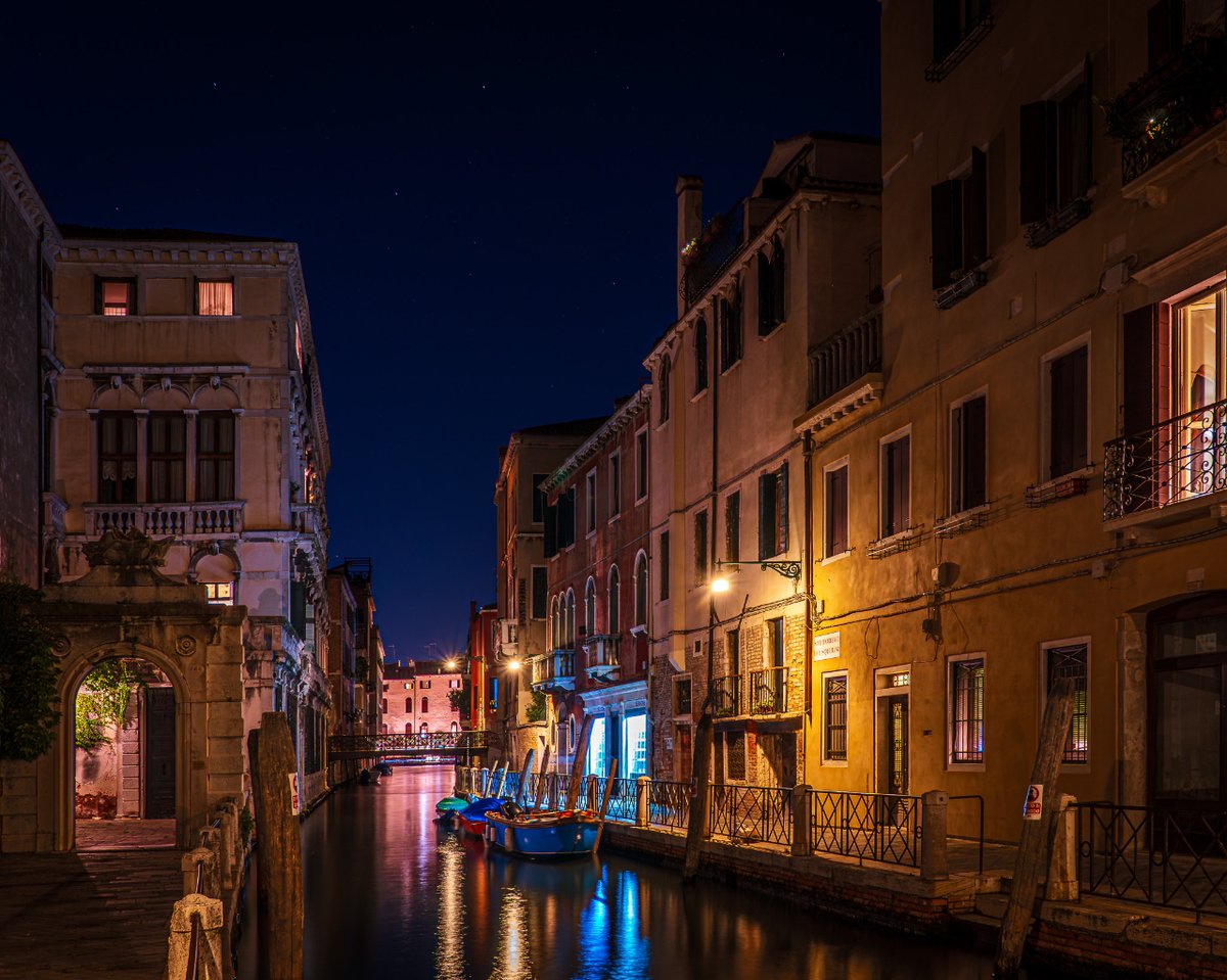 Venice at night
Venetië 🇮🇹

#venetie #venice #venezia #italie #italy #night #canal #reizen #travel #travelinspiration #travelphotography #historie #history #cityscape #cityphotography #fotografie #photography #fotovandedag #photooftheday #photographylovers #shotonsony #zoomnl