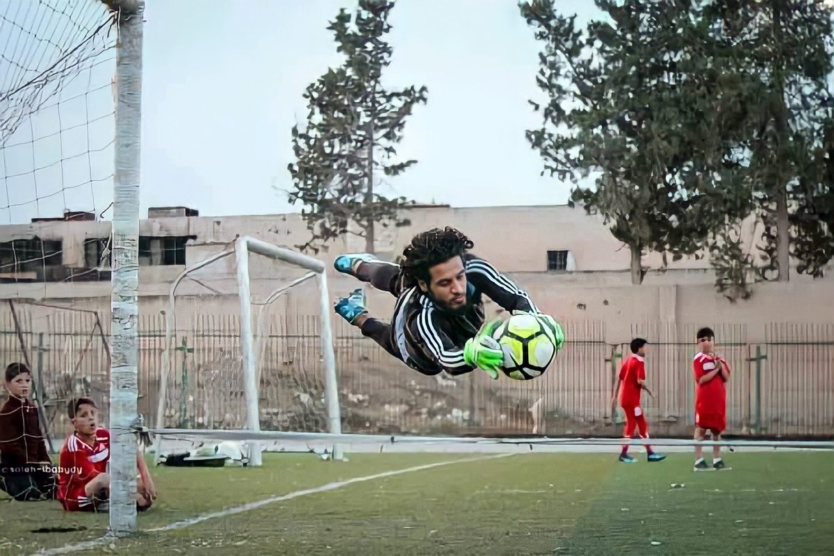 لو لم يكن الأسد يحكم سوريا، لو انتصرت الثورة السورية في بدايتها لكان الحارس الشهيد عبد الباسط الساروت يمثل المنتخب السوري الحر حالياً ولكنه اختار الدفاع عن شعبه فأصبح حارس الشعب السوري وثورته العظيمة 💚