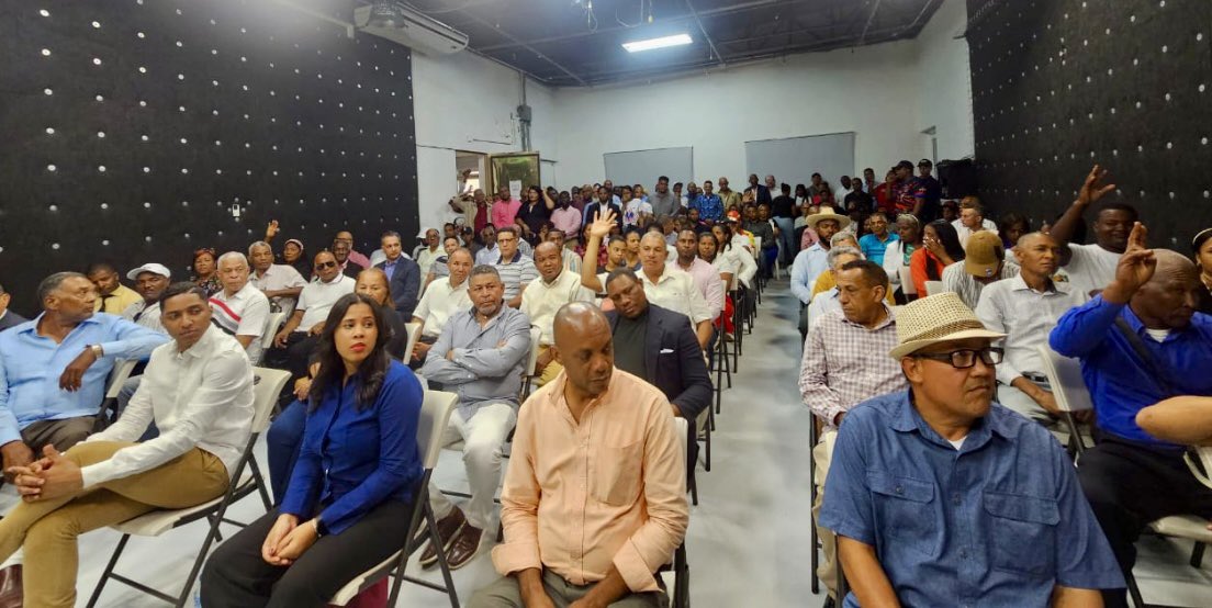 SalcedoGRoberto's tweet photo. Ayer realizamos una de las 5 asambleas pautadas con los coordinadores del Distrito Nacional y la provincia de Santo Domingo. Gran compromiso y decisión de participar activamente en este proceso electoral. https://t.co/2JzU98Pb1M