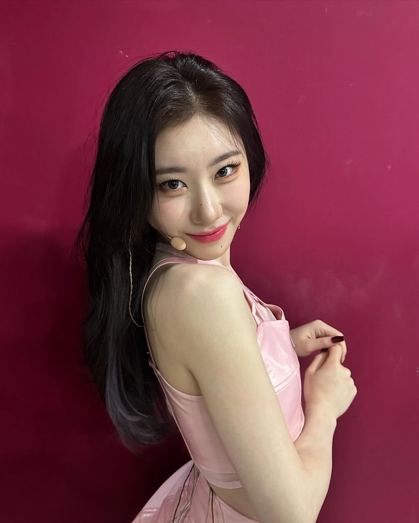 Ryeongcae's tweet photo. dancing through life in a pink dress, wrapped in rose-tinted dreams. the world suddenly turned into rosy, as if i’m living in a sweet almost surreal fantasy! 𓈒ㅤׂ 🎀   ⊹ https://t.co/rRXzpzm9jo