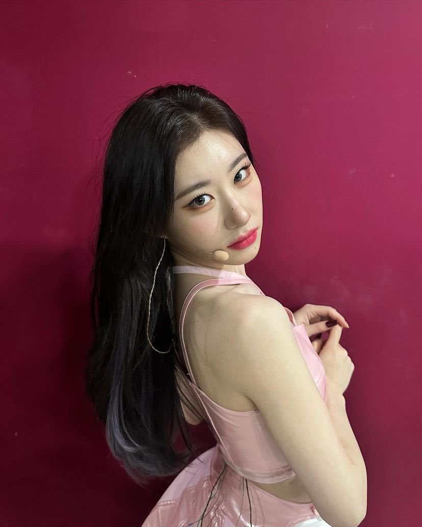 Ryeongcae's tweet photo. dancing through life in a pink dress, wrapped in rose-tinted dreams. the world suddenly turned into rosy, as if i’m living in a sweet almost surreal fantasy! 𓈒ㅤׂ 🎀   ⊹ https://t.co/rRXzpzm9jo