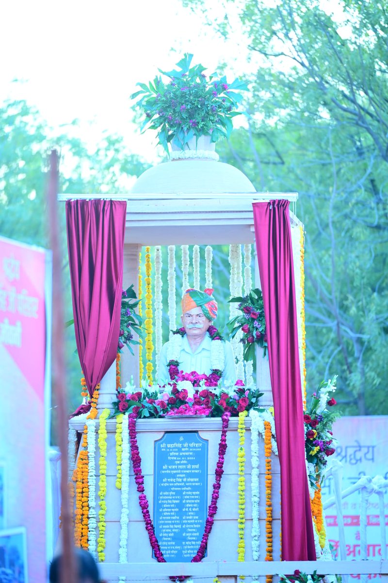 gssjodhpur's tweet photo. आज माननीय मुख्यमंत्री श्री भजनलाल जी शर्मा के सानिध्य में दिग्गज भाजपा नेता स्व. श्री ब्रहम सिंह परिहार जी की मूर्ति का अनावरण हुआ। 

संगठन के लिए समर्पित रहे परिहार जी के प्रति कृतज्ञता ज्ञापित करते इस कार्यक्रम को देवतुल्य कार्यकर्ता साथियों की उत्साही उपस्थिति ने यादगार बना दिया।