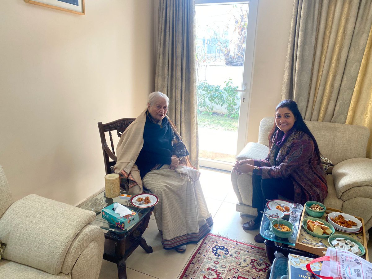 आज पूर्व केंद्रीय मंत्री और कांग्रेस की वरिष्ठ नेत्री, श्रीमती मोहसिना किदवई जी से मिलने का मौक़ा मिला। उनसे देश की पहली महिला प्रधानमंत्री श्रीमति इंदिरा गांधी जी के साथ के अनुभव और संस्मरण सुनना वाकई प्रेरणादायक है। 92 वर्ष की आयु में भी देश के सामाजिक और राजनीतिक मुद्दों…