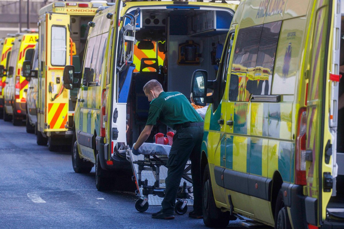 🚨 NEW: Over 11,000 patients experienced delays of 3 hours or longer stuck in an ambulance outside A&amp;E in Dec. 

504 patients experienced delays of 10 hours or longer.

15k patients suffered moderate or severe harm due to delays, which caused the loss of 123k ambulance job cycles
