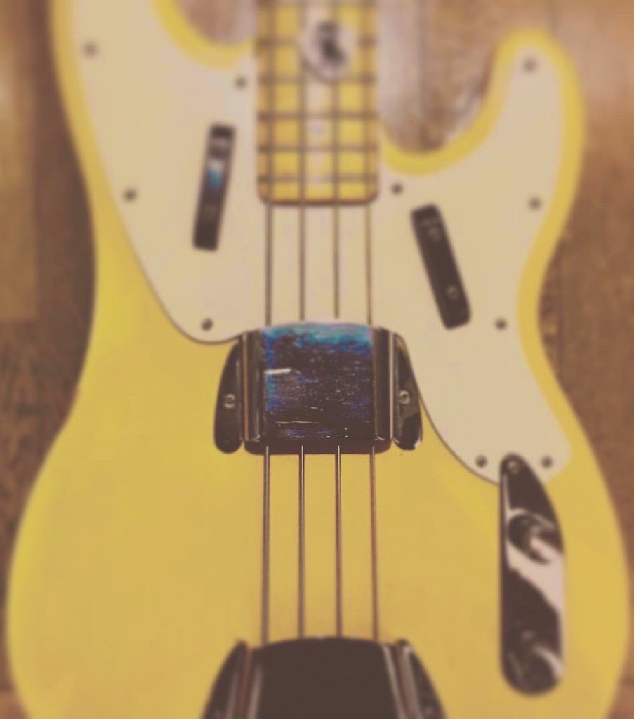 Bassist_KIYOSHI's tweet photo. 久々に1969年製テレベちゃんを使おうかと弦を張り替える🎸
#1969TelecasterBass
#TeleBass
#TelecasterBass
#FenderTelecasterBass
@Fender https://t.co/Y5uHvoyfLc