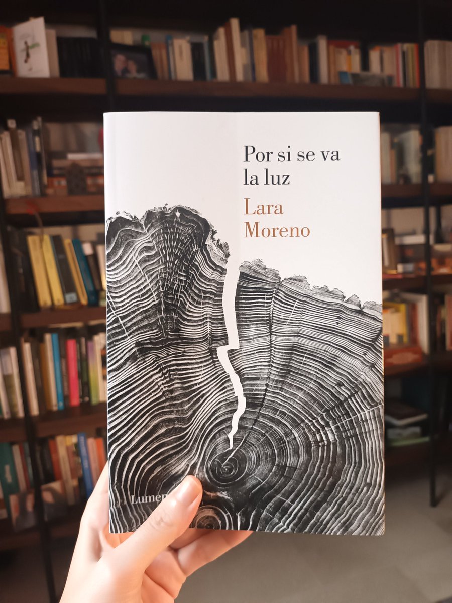 Qué bella y sugerente esta primera novela de @lara_morenom. Personajes aislados en el campo, tratando de acoplar un mundo arcaico con el nuevo, ráfagas poéticas y vocabulario cuidado. Maravilla. En @LumenEdit