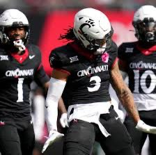 jhort4_'s tweet photo. Blessed to receive an offer from the University of Cincinnati!! @FTRreport @BACoachPickett @BAHSCoachSiegel @CharlesPower @MohrRecruiting @BrianDohn247 @RivalsFriedman https://t.co/6Qd0WCfBBZ