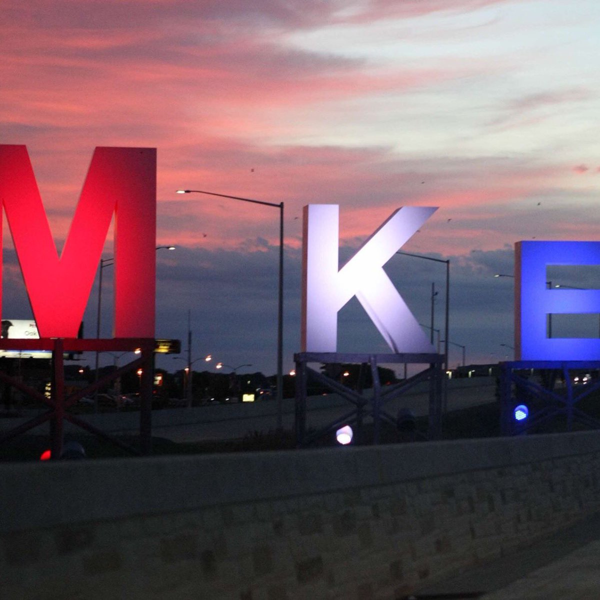 SSHonorFlight's tweet photo. Hey @MitchellAirport, you’re the best possible choice for air travel, and your staff is fantastic! You’re also the best partners we could possibly have for Stars and Stripes Honor Flights. Thank you for being you! #NationalComplimentDay #FlyMKE https://t.co/GpMcpw1lqj