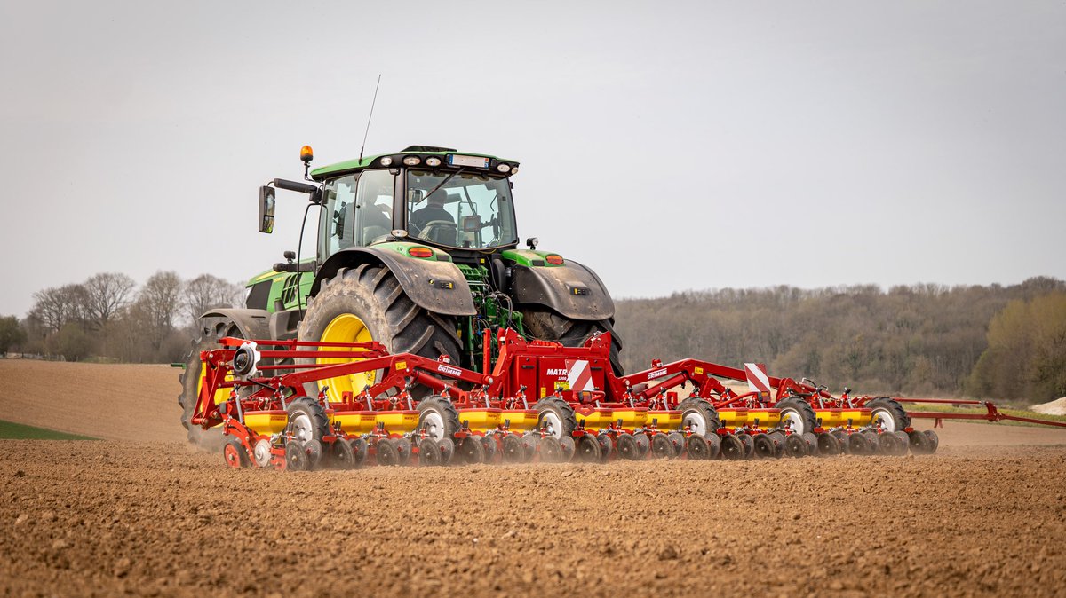 GRIMMEGroup's tweet photo. MATRIX 1800: An 18-row precision air seeder for sowing beet, rapeseed and root chicory.
 
It folds to a road transport width of 3 m in just 12 seconds, perfect for quick field changes.

#GRIMMEGroup #sugarbeet #matrix1800 https://t.co/jWTnN59IDM