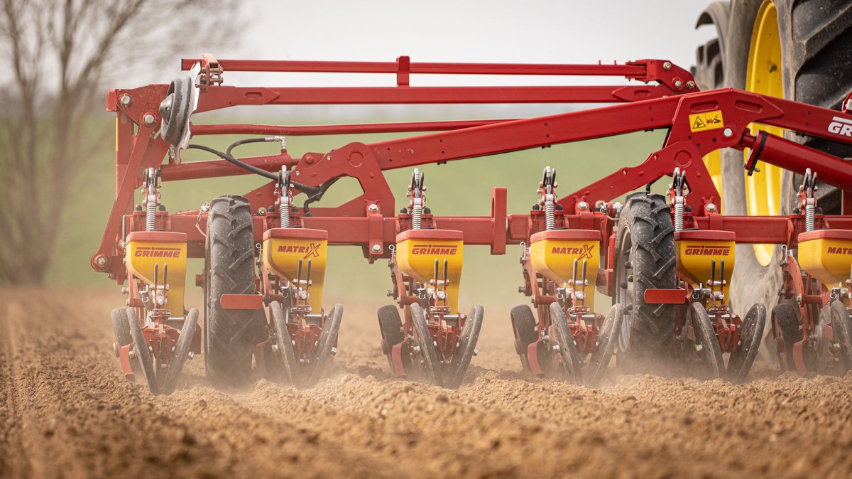 GRIMMEGroup's tweet photo. MATRIX 1800: An 18-row precision air seeder for sowing beet, rapeseed and root chicory.
 
It folds to a road transport width of 3 m in just 12 seconds, perfect for quick field changes.

#GRIMMEGroup #sugarbeet #matrix1800 https://t.co/jWTnN59IDM