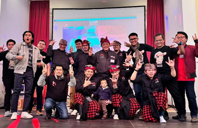 Ratusan pendukung Ganjar-Mahfud di Eropa itu datang dari Jerman, Belanda, Swiss, Austria, dan lainnya untuk berkumpul bersama.

"Gelar Pesta Rakyat, Diaspora Indonesia di Eropa Antusias Dukung Ganjar-Mahfud"

m.jpnn.com/news/gelar-pes…