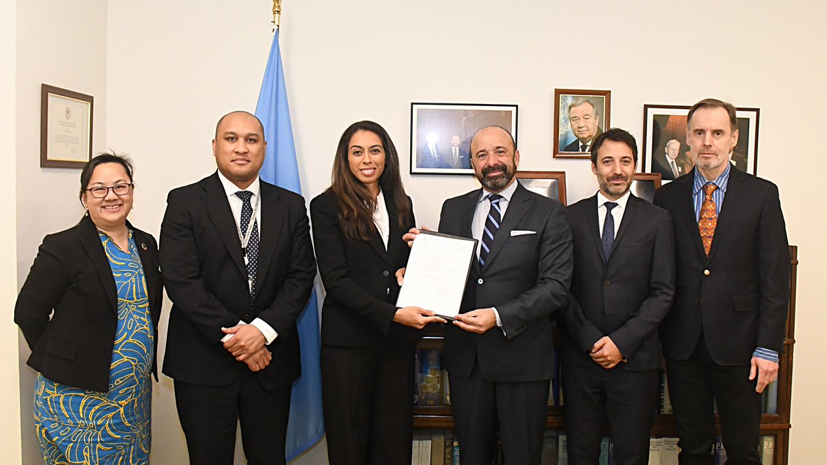 🇵🇼PR Amb Seid,Counsellor Mitchell, Advisor JoanYang pose w/ USG deSerpa Soares as 🇵🇼makes history by being the 1stcountry in the 🌎 to ratify&deposit the 1stinstrument for the #HighSeasTreaty 🇵🇼is committed to ocean leadership&paving the way to bring the Treat to life 
📷:UNPhoto