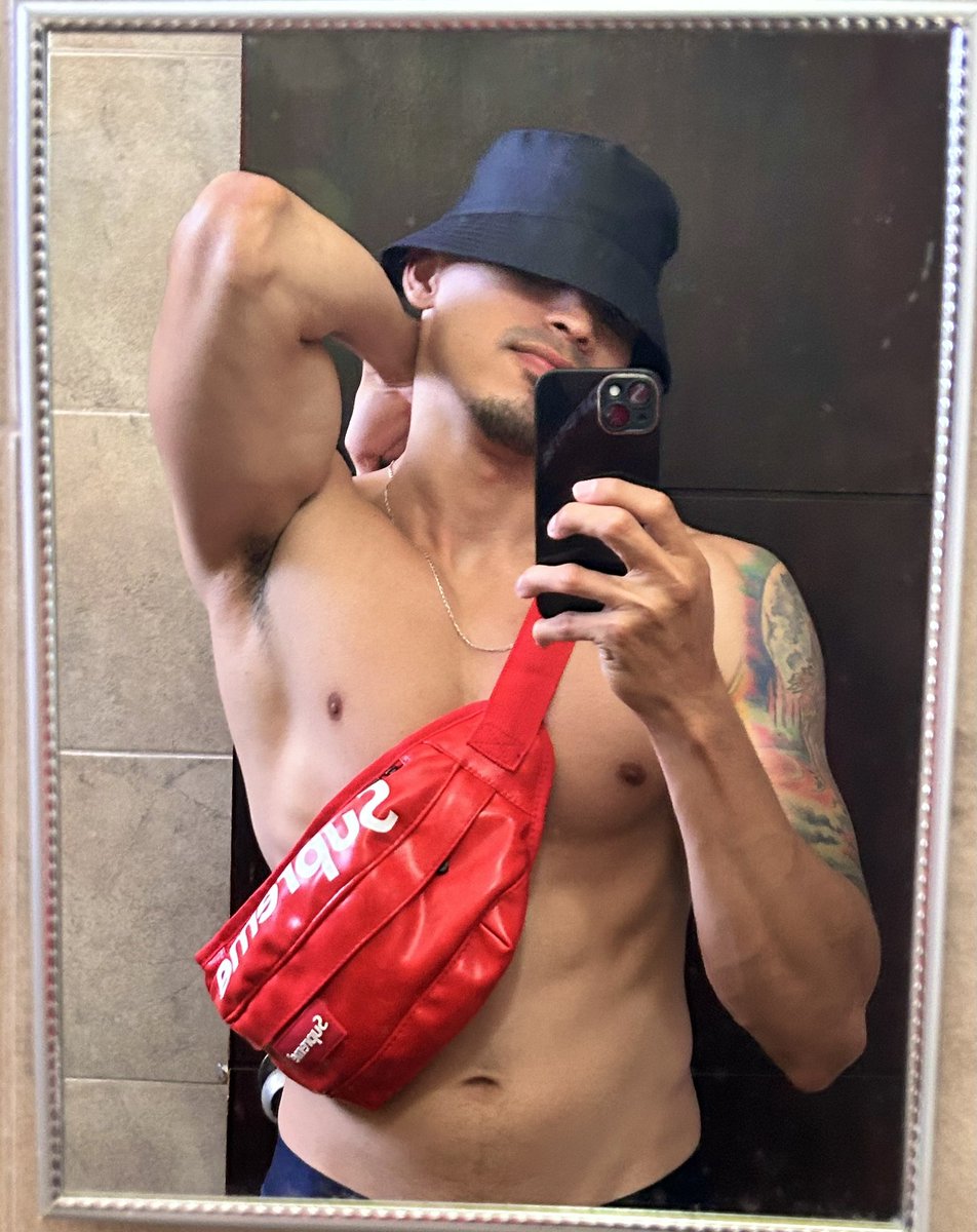 Leoneljgg1's tweet photo. Yo no me veo tan mal con la moda 😘 https://t.co/rLdAAQRuma