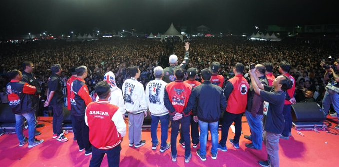 Deklarasi ini dilakukan dalam “Pesta Rakyat Ganjar-Mahfud,” sebuah konser gratis yang diselenggarakan oleh Sahabat Ganjar, yang menarik perhatian masyarakat sekitar.

"Puluhan Ribu Warga Sukoharjo Hadiri Pesta Rakyat, Siap Menangkan Ganjar-Mahfud"

news.okezone.com/read/2024/01/2…
